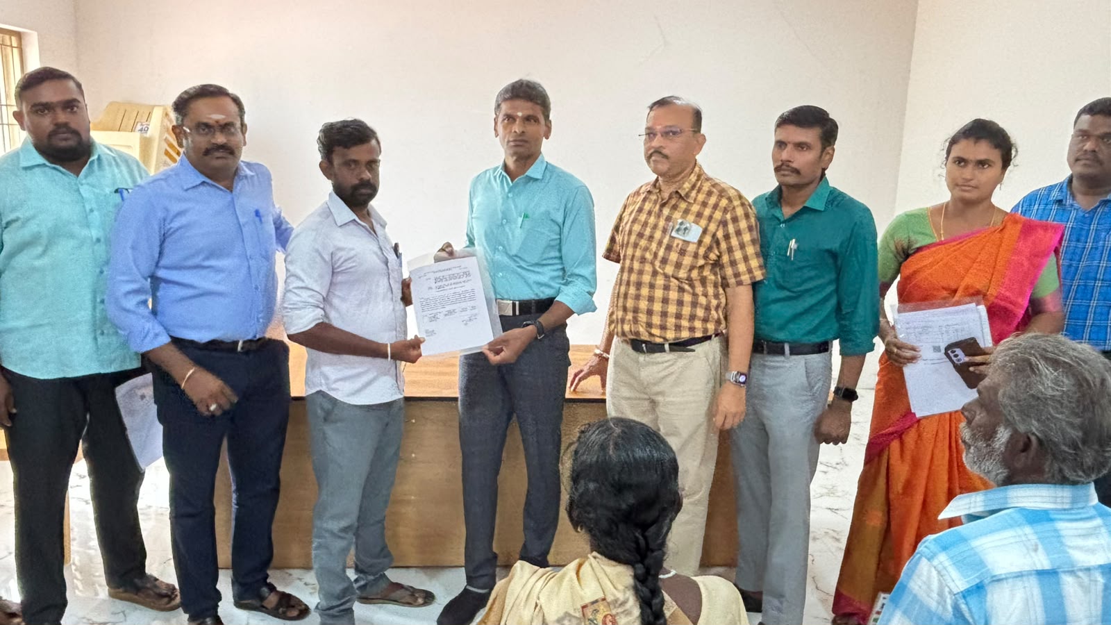 ஓட்டப்பிடாரம் தாலுகா அலுவலகத்தில் தனி மாவட்ட வருவாய் அலுவலர் சிப்காட் சங்கரலிங்கம் தலைமையில் நடந்த ஜமாபந்தியில் பயனாளிகளுக்கு நலத்திட்ட உதவிகள் வழங்கப்பட்டது