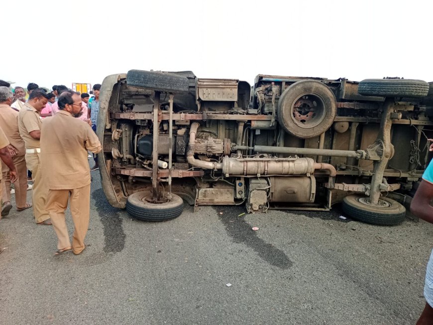 விளாத்திகுளம் அருகே மீன் ஏற்றி வந்த லாரி சாலையில் கவிழ்ந்து விபத்து.