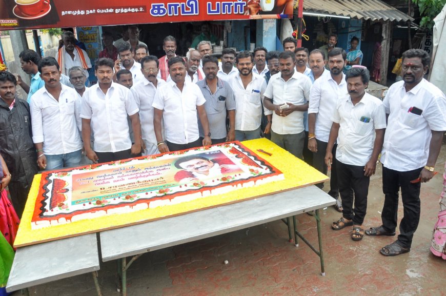 முதல்வர் மு.க.ஸ்டாலின் 70 வது பிறந்தநாள் விழா; ஊராட்சி மன்ற தலைவர் சரவணகுமார் 70 கிலோ பிரம்மாண்ட கேக் வெட்டி கொண்டாட்டம்.