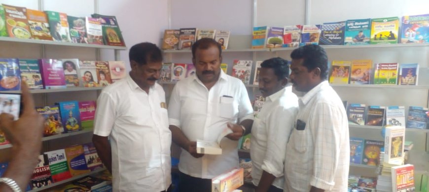 தூத்துக்குடி முத்துநகா் கடற்கரையில் மேயா் திடீா் விஜயம்.