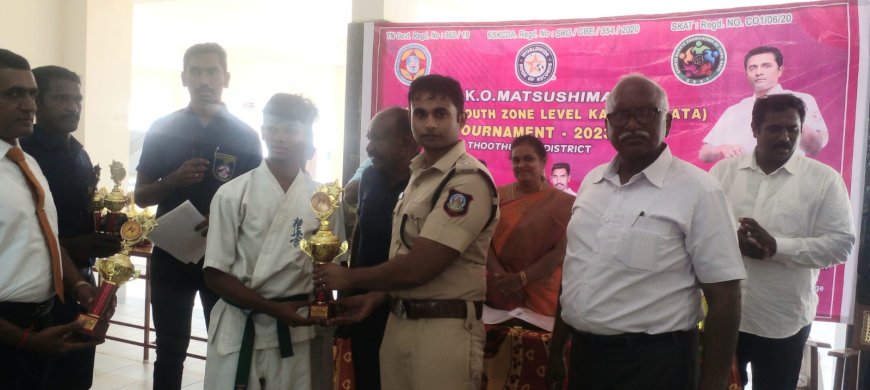 தூத்துக்குடியில் கராத்தே போட்டியில் வெற்றி பெற்ற மாணவ மாணவிகளுக்கு உதவி காவல் கண்கணிப்பாளர் சுரேஷ் பாிசு வழங்கினாா்.