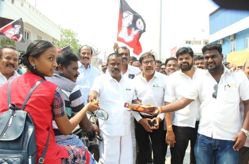 அதிமுக பொதுச்செயலாளர் இபிஎஸ் என்பதை தேர்தல் கமிஷன் அங்கீகரித்ததை வரவேற்று - தூத்துக்குடியில் அதிமுகவினர் பட்டாசு வெடித்து இனிப்பு வழங்கி கொண்டாட்டம்.