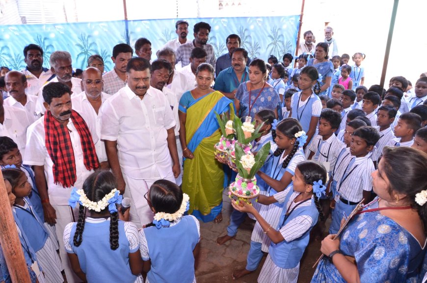 குளத்தூர் ஊராட்சியில் 1.10-லட்சம் மதிப்பீட்டில் சீரமைக்கப்பட்டுள்ள புதிய ஸ்மார்ட் வகுப்பினை விளாத்திகுளம் சட்டமன்ற உறுப்பினர் மார்கண்டேயன் திறந்து வைத்தார்.