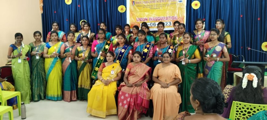 தூத்துக்குடி ஹோலிகிராஸ் ஹோம் சயின்ஸ் கல்லூரியில் தேர்தலில் போட்டியிட்டு வெற்றி பெற்ற மாணவிகளுக்கு பதவி ஏற்பு விழா நடைபெற்றது.
