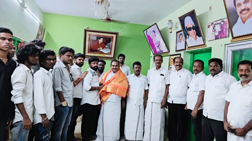 தூத்துக்குடி ஓபிஎஸ் மாநகர் மாவட்ட எம்.ஜி.ஆர் இளைஞர் அணி தலைவர் சரவணன் உள்பட ஆதரவாளர் 25 நபர்கள் திருச்சிற்றம்பலம் தலைமையில் முன்னாள் அமைச்சர் தெற்கு மாவட்ட அதிமுக செயலாளர் எஸ்.பி.சண்முகநாதன் முன்னிலையில் மீண்டும் அதிமுகவில் ஐக்கியம்.