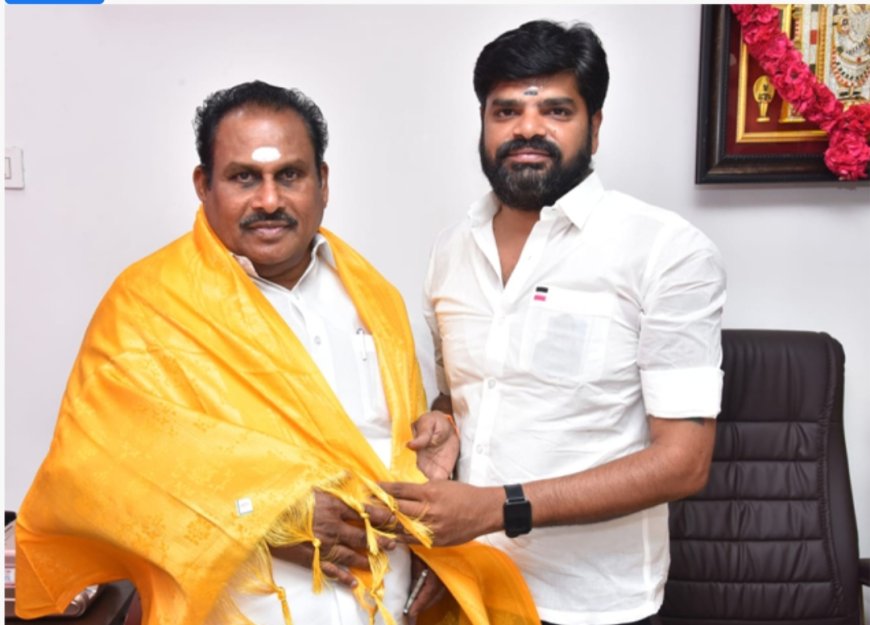 தூத்துக்குடி தெற்கு மாவட்ட அம்மா பேரவை இணை செயலாளராக திருச்சிற்றம்பலம் நியமனம் - எஸ்பி சண்முகநாதனிடம் வாழ்த்து பெற்றார்.