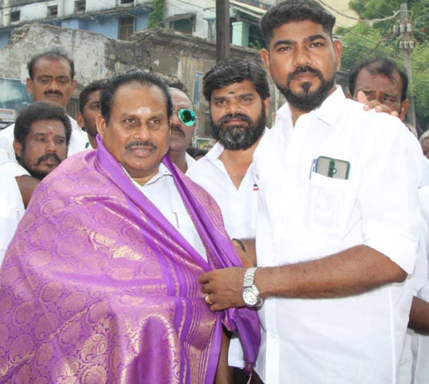 தூத்துக்குடி தெற்கு மாவட்ட எம்ஜிஆர் இளைஞர் அணி துணைச் செயலாளராக டாக்டர் டைகர் சிவா நியமனம் - எஸ்பி சண்முகநாதனிடம் வாழ்த்து பெற்றார்.