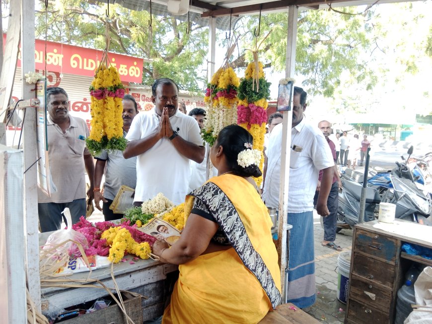 உதய சூரியன் சின்னத்தில் வாக்குகள் தாருங்கள் என துண்டு பிரசுரம் வழங்கி: மேயர் ஜெகன் பெரியசாமி பிரச்சாரம்.