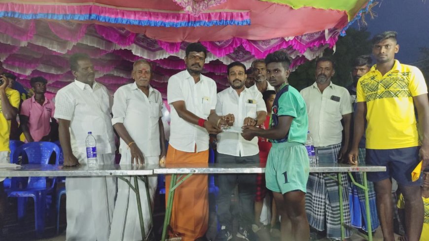 எட்டயபுரத்தில் வைகாசி மாத கோவில் திருவிழாவை முன்னிட்டு மாவட்ட அளவிலான மின்னொளி கபடி போட்டி - வெற்றி பெற்ற அணிகளுக்கு அதிமுக நிர்வாகிகள் அன்புராஜ், ராஜகுமார் ரொக்க தொகை மற்றும் பரிசு வழங்கினார்கள்.