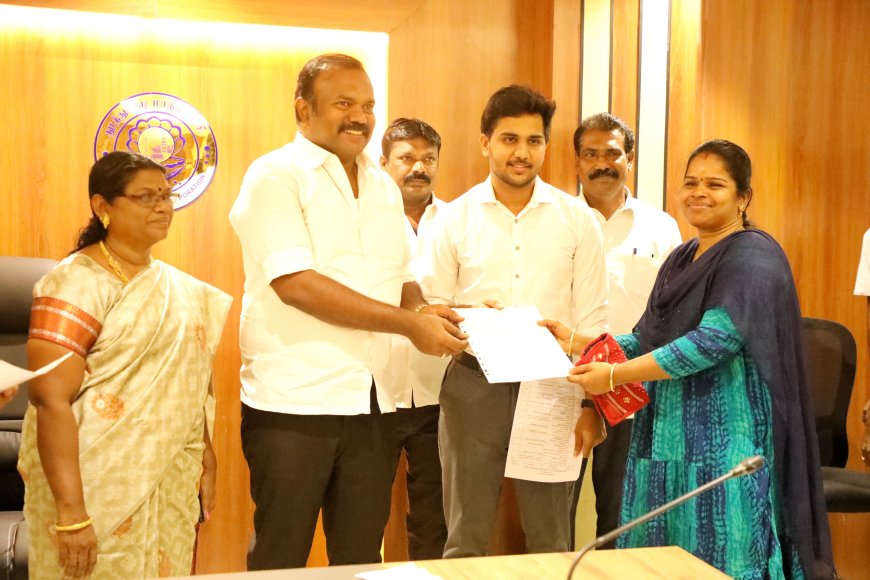 மக்கள் குறைதீர்க்கும் கூட்டத்தில் தீர்வு காணப்பட்ட மனுக்களுக்கான ஆணையை இன்று மேயர் ஜெகன் பெரியசாமி வழங்கினார்.