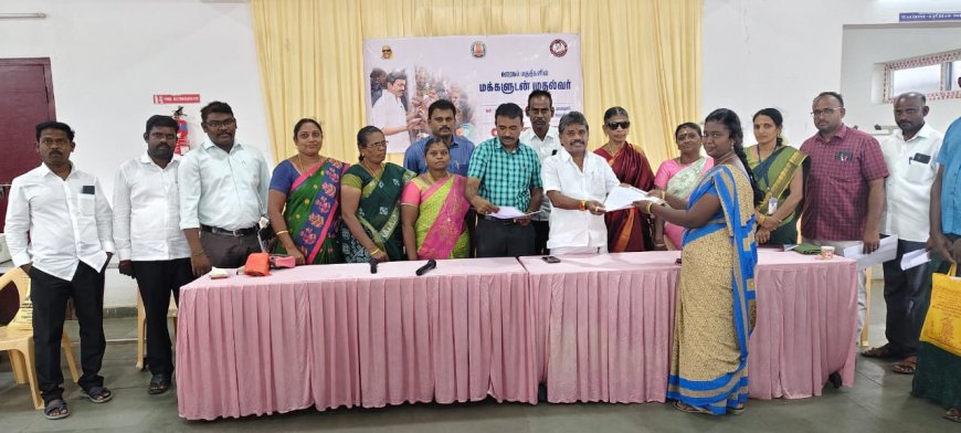 ஓட்டப்பிடாரம் அருகே முடிவைத்தனேந்தலில் மக்களுடன் முதல்வர் திட்ட முகாம் - ஒட்டப்பிடாரம் சட்டமன்ற உறுப்பினர் சண்முகையா கலந்து கொண்டு பயனாளிகளுக்கு வீட்டுமனைப் பட்டாக்களை வழங்கினார்.