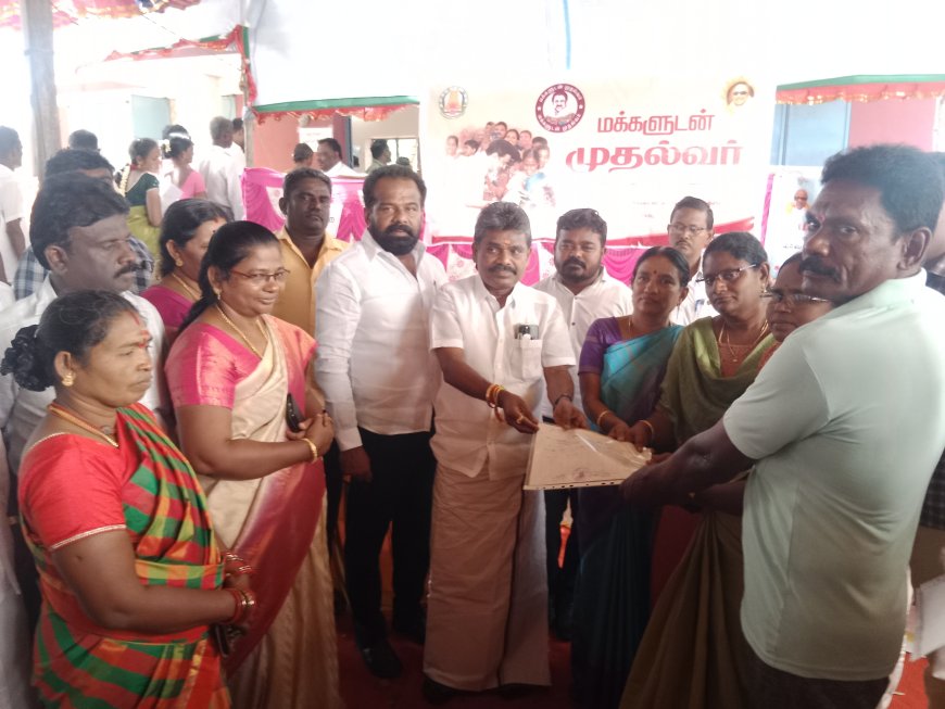 கோரம்பள்ளத்தில் நடைபெற்ற மக்களுடன் முதல்வர் முகாமில் சண்முகையா எம்எல்ஏ பயனாளிகளுக்கு பட்டாக்களை வழங்கினார்.