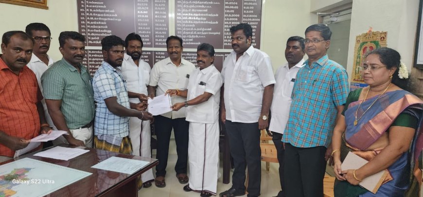 ஒட்டப்பிடாரம் வட்டாட்சியர் அலுவலகத்தில் விவசாயிகளுக்கு கரிசல் மண் வண்டல் மண் எடுப்பற்கான ஆணைகளை ஒட்டப்பிடாரம் சட்டமன்ற உறுப்பினர் சண்முகையா வழங்கினார்.