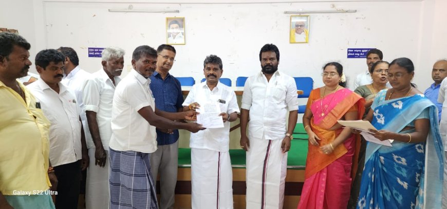 தமிழ்நாடு முதலமைச்சர் மு க.ஸ்டாலின் கலைஞரின் கனவு இல்லம் திட்டத்தின் மூலம் 38 பயனாளிகளுக்கு வீடு கட்ட எம்எல்ஏ சண்முகையா ஆணையை வழங்கினார்.