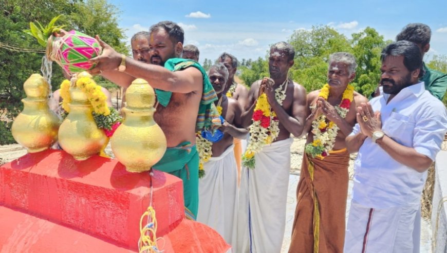 ஒட்டப்பிடாரம் ஓணமாக்குளத்தில் கோவில் வருஷாபிஷேக விழா - யூனியன் சேர்மன் ரமேஷ் கலந்து கொண்டு சாமி தரிசனம் செய்தார்.