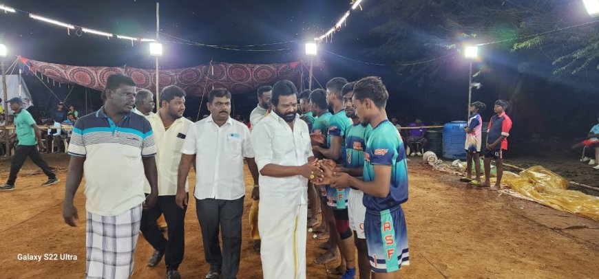 ஒட்டப்பிடாரம் மலைப்பட்டியில் கோவில் திருவிழாவை முன்னிட்டு மின்னொளி கபாடி போட்டி - யூனியன் சேர்மன் ரமேஷ் தொடங்கி வைத்தார்.