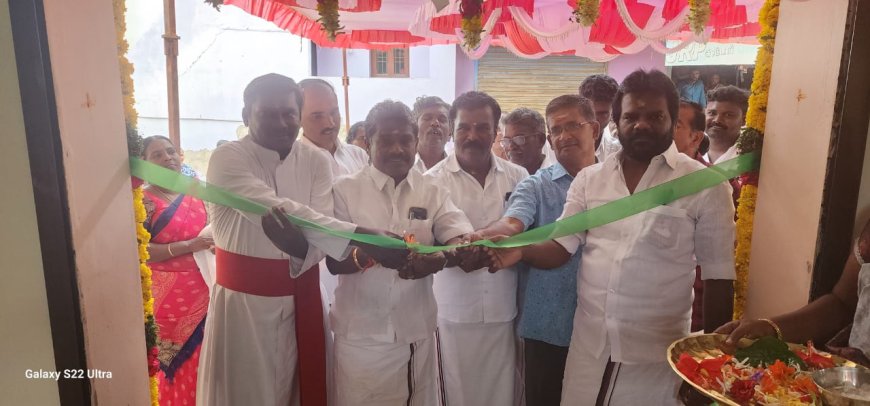 ஒட்டப்பிடாரம் வெள்ளப்பட்டியில் புதிய நியாய விலை கடை - சண்முகையா எம்எல்ஏ யூனியன் சேர்மன் ரமேஷ் ரிப்பன் வெட்டி திறந்து வைத்தனர்.