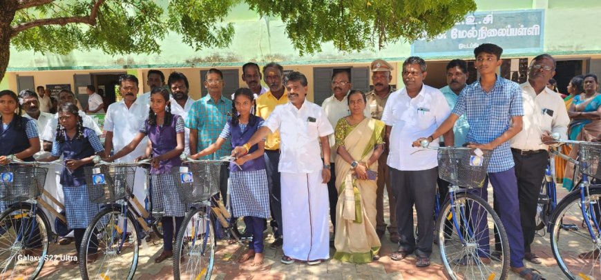 ஒட்டப்பிடாரம் பள்ளியில் விலையில்லா மிதிவண்டிகள் வழங்கும் விழா - ஒட்டப்பிடாரம் சட்டமன்ற உறுப்பினர் சண்முகையா கலந்து கொண்டு வழங்கினார்.