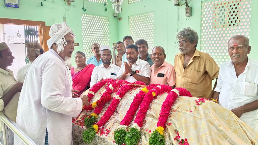 எட்டையபுரத்தில் உமறுபுலவர் பிறந்தநாள் விழா - அதிமுக நகர செயலாளர் ராஜகுமார் தலைமையில் மணிமண்டபத்தில் மாலை அணிவித்து மரியாதை செலுத்தப்பட்டது.