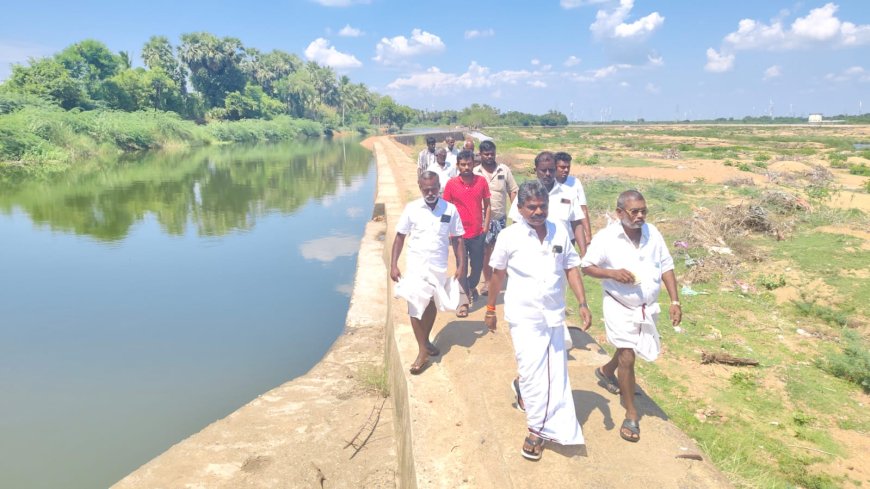 திருவைகுண்டம் தாமிரபரணி ஆறு மருதூர் அணைக்கட்டில் நீர் இருப்பு குறித்து ஒட்டப்பிடாரம் சட்டமன்ற உறுப்பினர் சண்முகையா நேரில் சென்று பார்வையிட்டார்.