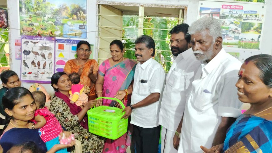 பாலூட்டும் தாய்மார்களுக்கு ஊட்டச்சத்து பெட்டகங்கள் வழங்கும் விழா - ஒட்டப்பிடாரம் சட்டமன்ற உறுப்பினர் எம்.சி.சண்முகையா ஊட்டச்சத்து பெட்டகங்களை வழங்கினார்.