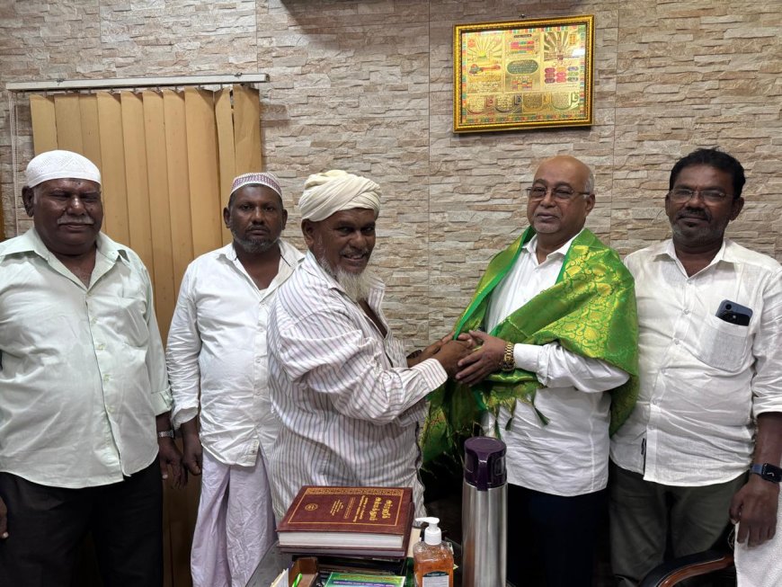 முத்தையாபுரம் முகைதீன் ஆண்டவர் ஜீம் ஆ பள்ளிவாசல் புதிய நிர்வாகிகள் தேர்வு - தூத்துக்குடி மாவட்ட இந்திய யூனியன் முஸ்லீம் லீக் மாவட்ட தலைவர் அல்ஹாஜ்.P.மீராசா மரைக்காயரை நேரில் சந்தித்து வாழ்த்து பெற்றனர்.