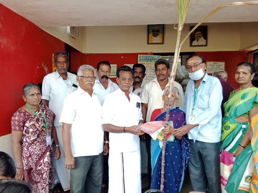 தூத்துக்குடி மாநகராட்சி 3 வது வார்டு ஹவுசிங் போர்டு காலனி பகுதியில் பொங்கல் சிறப்பு பரிசு தொகுப்பு வழங்கும் விழா - கவுன்சிலர் ரெங்கசாமி பயனாளிகளுக்கு பொங்கல் பரிசு தொகுப்பை வழங்கினார்.