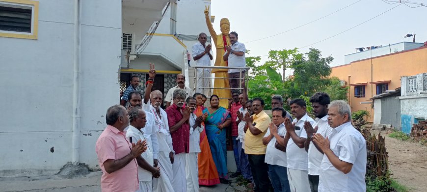எம்.ஜி.ஆரின் 108 வது பிறந்த நாள் விழா - அதிமுக எட்டயபுரம் நகர செயலாளர் ராஜகுமார் மாலை அணிவித்து மரியாதை!