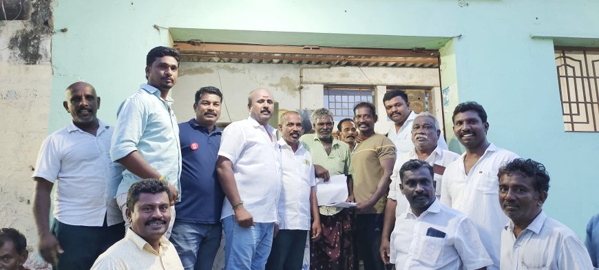 தூத்துக்குடி 48 வது வார்டில் அதிமுக பாஜக கட்சிகள் தமிழ்நாடு மக்களுக்கு செய்த துரோக திட்டங்களை மக்களிடம் தெரிவிக்கும் வகையில் திமுக நிர்வாகிகள் நோட்டீஸ் வழங்கினர்.
