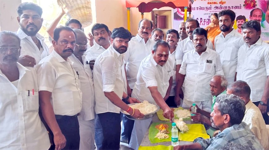 தூத்துக்குடி வடக்கு ரத வீதி அருள்மிகு முத்தாரம்மன் திருக்கோவில் கொடை விழா - அம்மா பேரவை இணை செயலாளர் திருச்சிற்றம்பலம் ஏற்பாட்டில் மாபெரும் அன்னதான நிகழ்ச்சியை முன்னாள் அமைச்சர் எஸ் பி சண்முகநாதன் துவக்கி வைக்கிறார்.